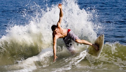 开云体育登录-西甲德比阴影下的足坛权力更迭，瑞士资本如何碾压意大利足球灵魂