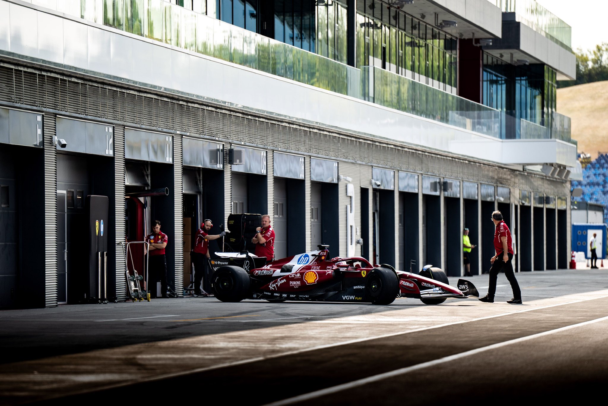 哈斯车队逆转雷诺车队，勒克莱尔统治全场