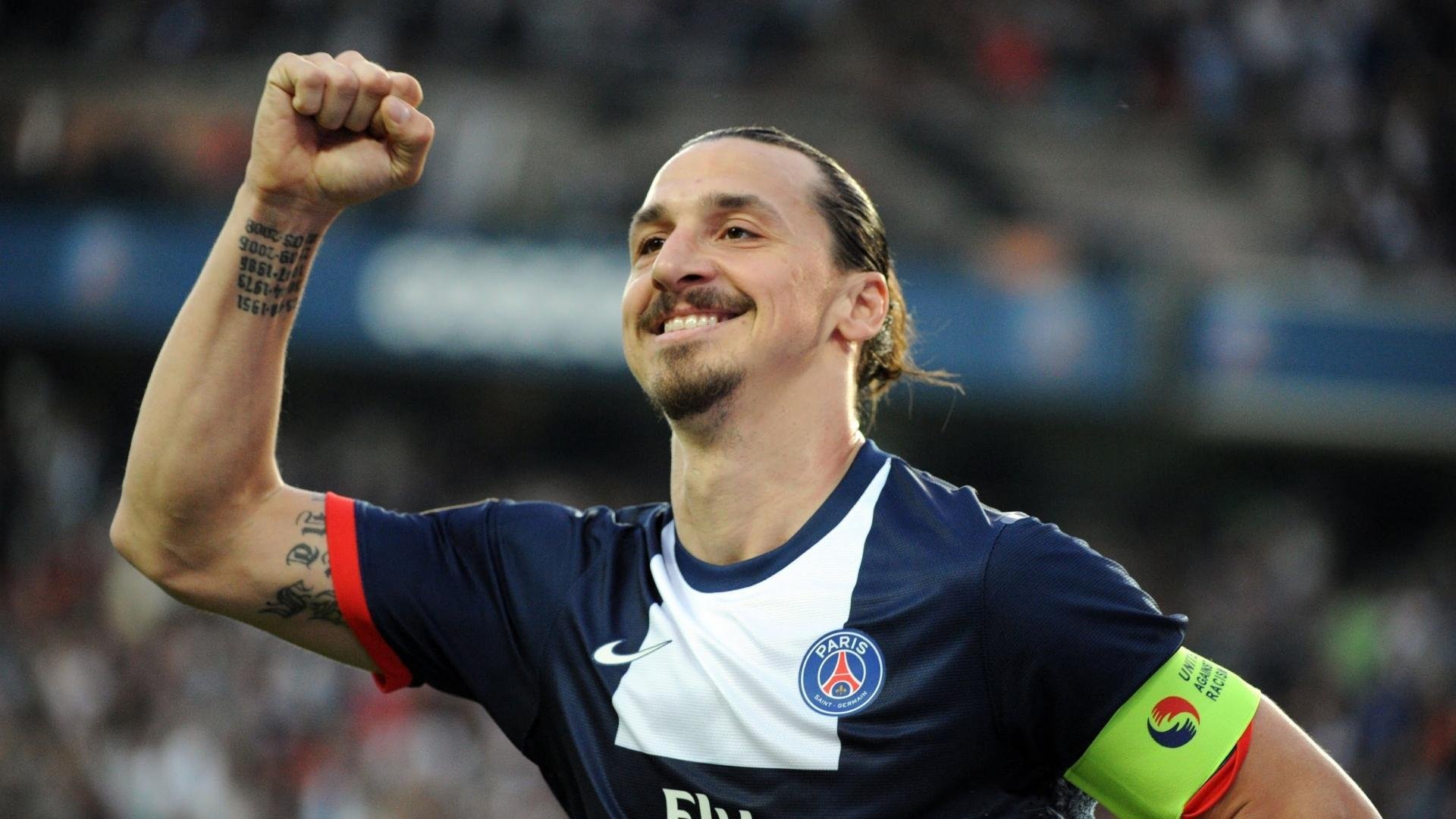 欧冠淘汰赛之夜,布克展现巨星价值,当篮球与足球的星光在凌晨交汇